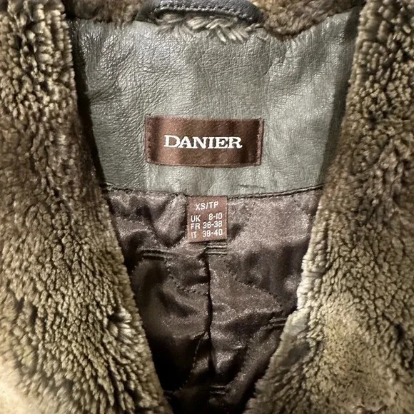 Danier XS insulated leather coat wit beautiful faux trim in great used condition - Picture 9 of 10